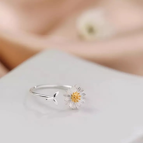 “A Good Day” Dainty Minimalist Floral Daisy Ring - Picture 5 of 8